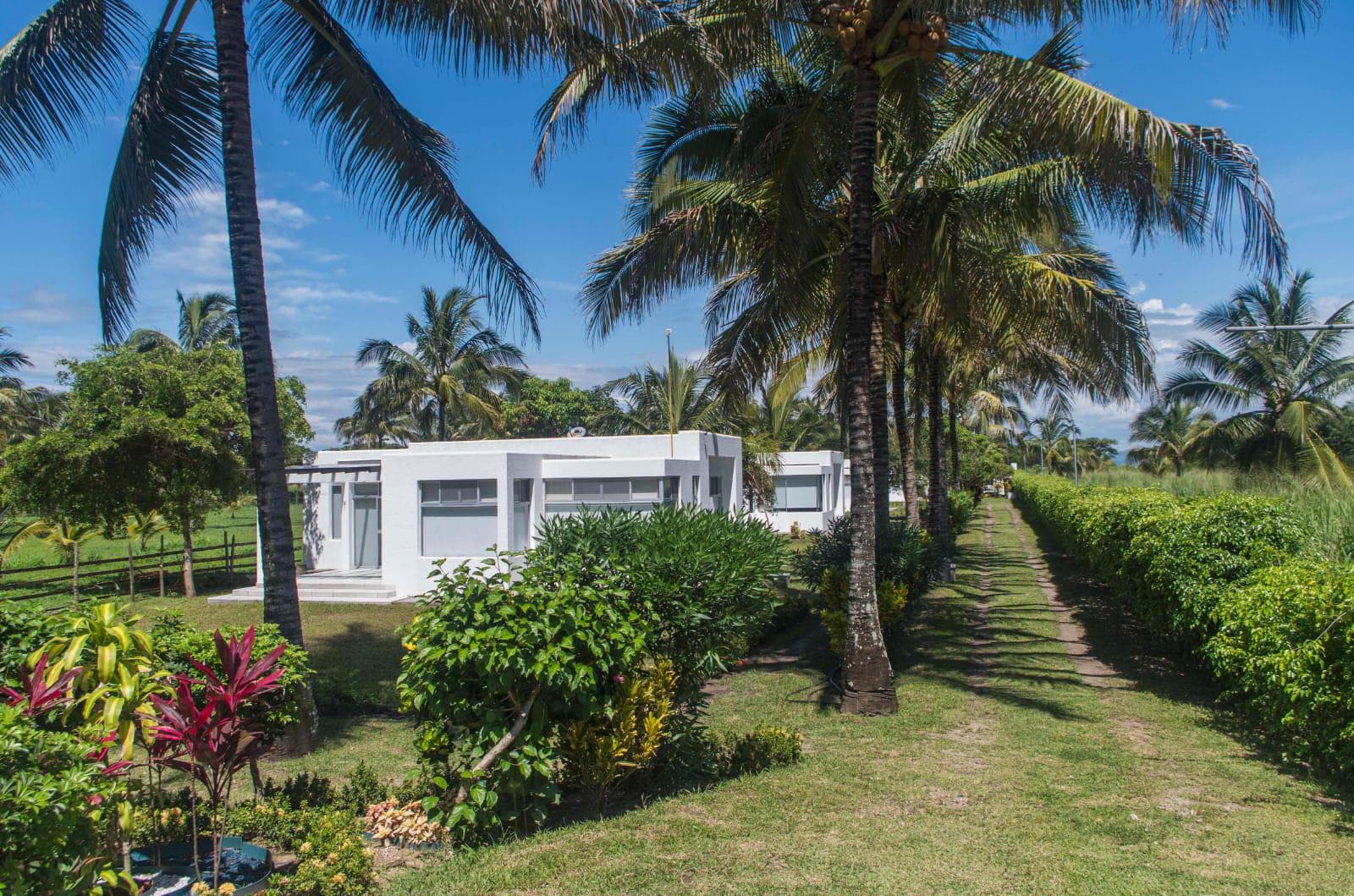 VENDO CASA COJIMIES CONJUNTO ELEGANTE FRENTE A LA PLAYA - 1