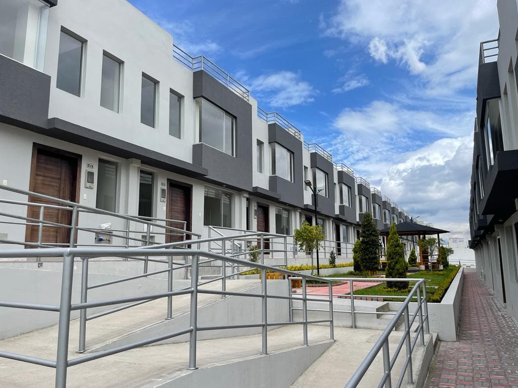 MV - CASA VIP EN VENTA SECTOR CALDERÓN 3D, 3 PISOS , 106 M2, PATIO, TERRAZA - 1