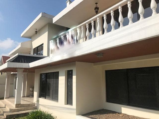Amplia casa en venta Av. de las Américas ideal para institución. - 1