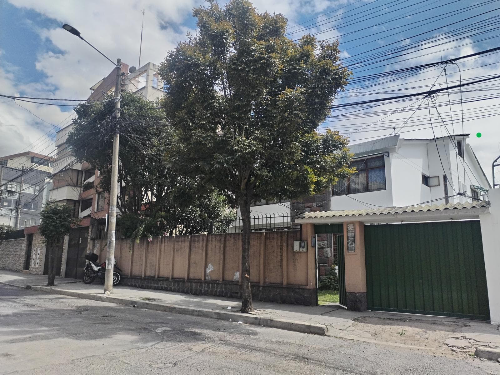 CASA CON 3 SUITES Y 1 DEPARTAMENTO EN VENTA ENTRE LA BRASIL Y PRENSA SECTOR LA Y - 1