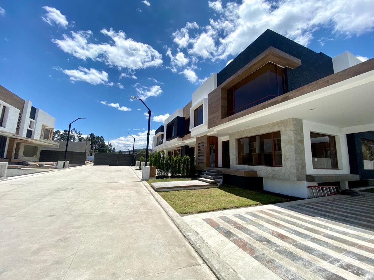 CASA DE LUJO CON AREA VERDE, CHALLUABAMBA - 1