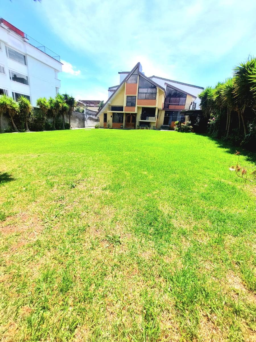 VENDO CASA TERRENO 800 METROS 6 PISOS MONTESERRIN ACADEMIA COTOPAXI SE ACEPTA CANJE - 1