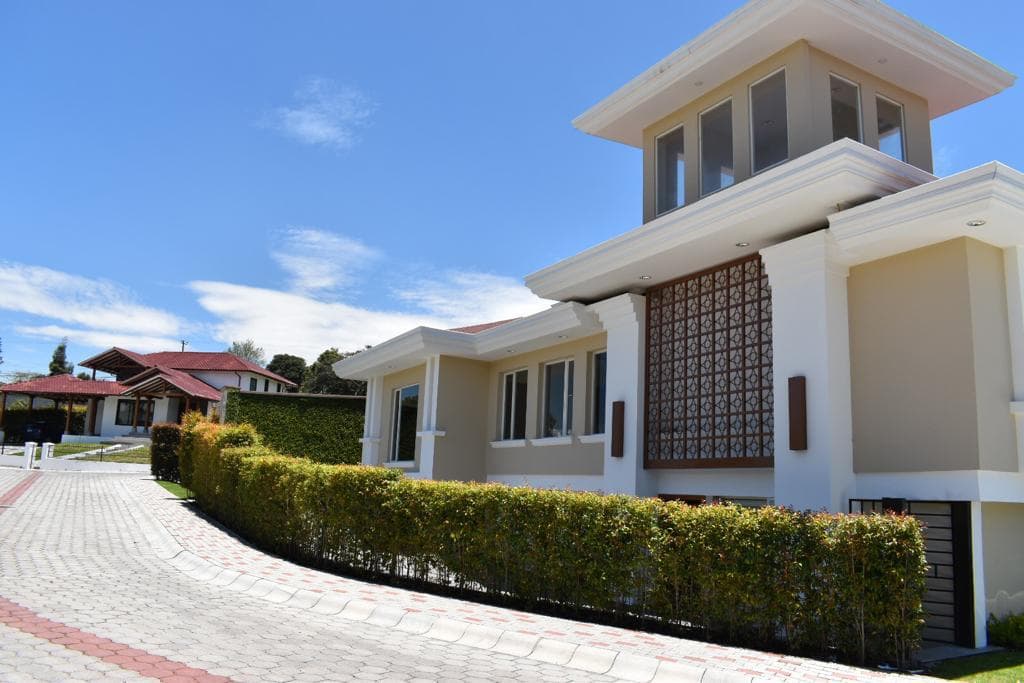 Espectacular casa en venta, en Urbanización con PiscinaTumbaco con suite Independiente - 1