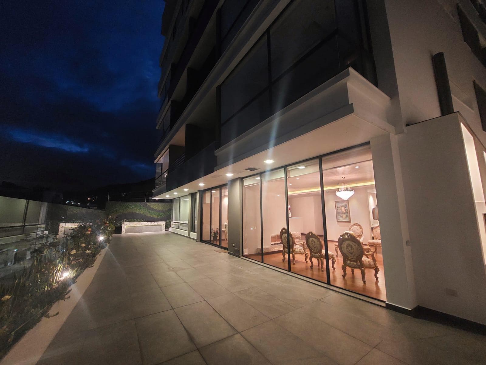 VENDO LUJOSO DEPARTAMENTO TIPO CASA 1 PLANTA ATERRAZADO -QUITO TENIS - 1