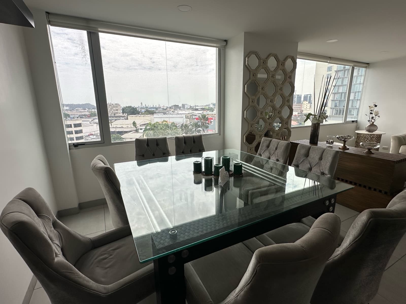 Venta de Departamento en Edificio Quo, sector Mall del Sol, 3 Habitaciones V.B - 1