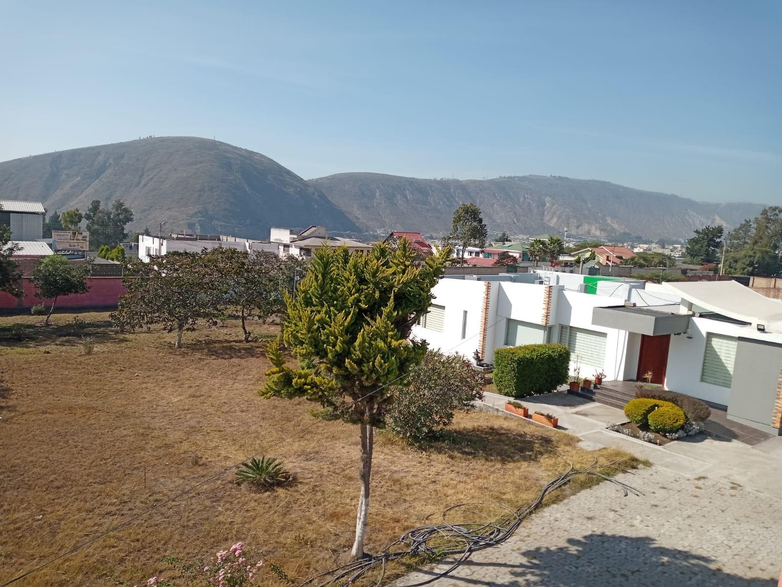 MITAD DEL MUNDO, VENDO 2 TERRENOS DE 530m2 CADA UNO EN ELEGANTE URBANIZACION - 1