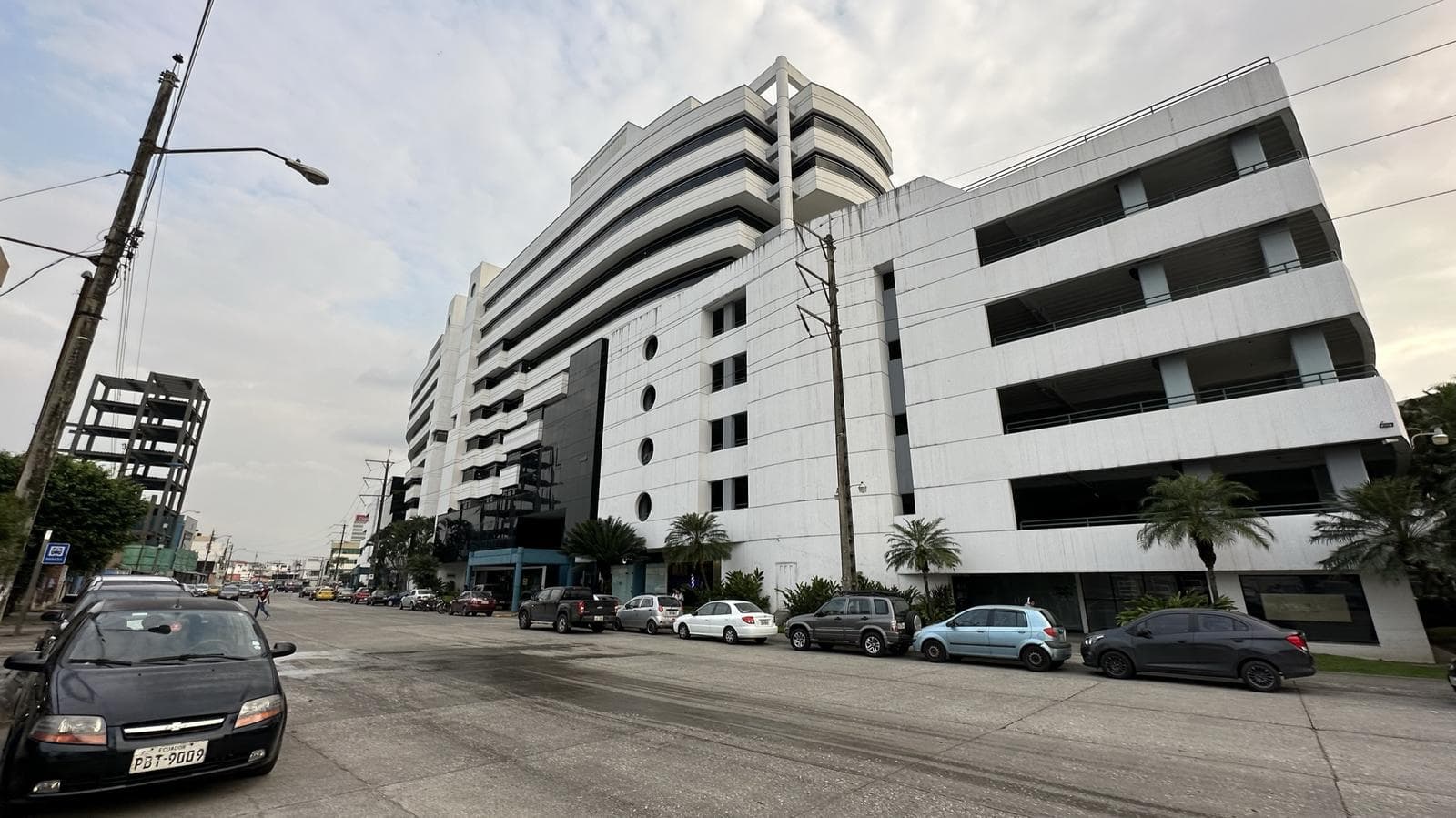 VENTA OFICINA EN AV MIGUEL H ALCIVAR - 1