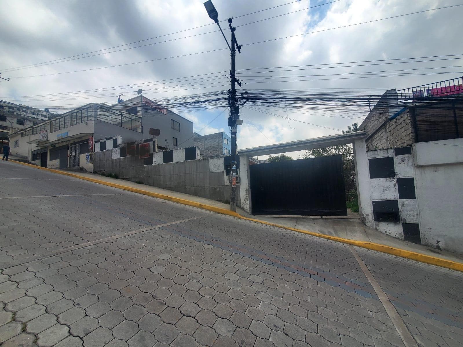 Casa, Galpón con Amplio Terreno en Venta Sector Alma Lojana - 1