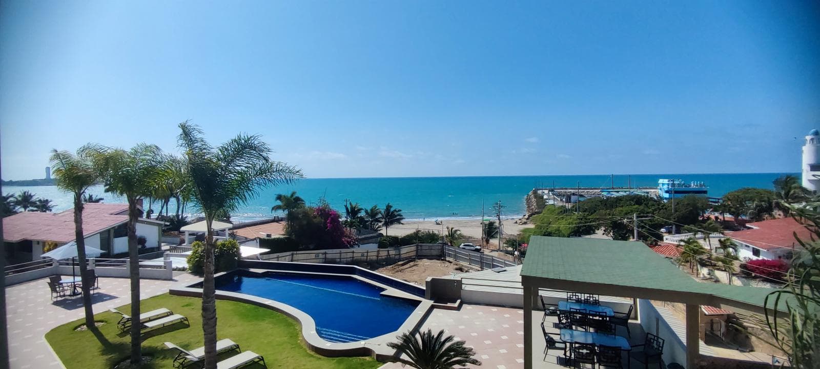 Venta de Departamento Semi-Amoblado, Condominio Costa Azul con playa privada, 3 Habitaciones. A.F - 1