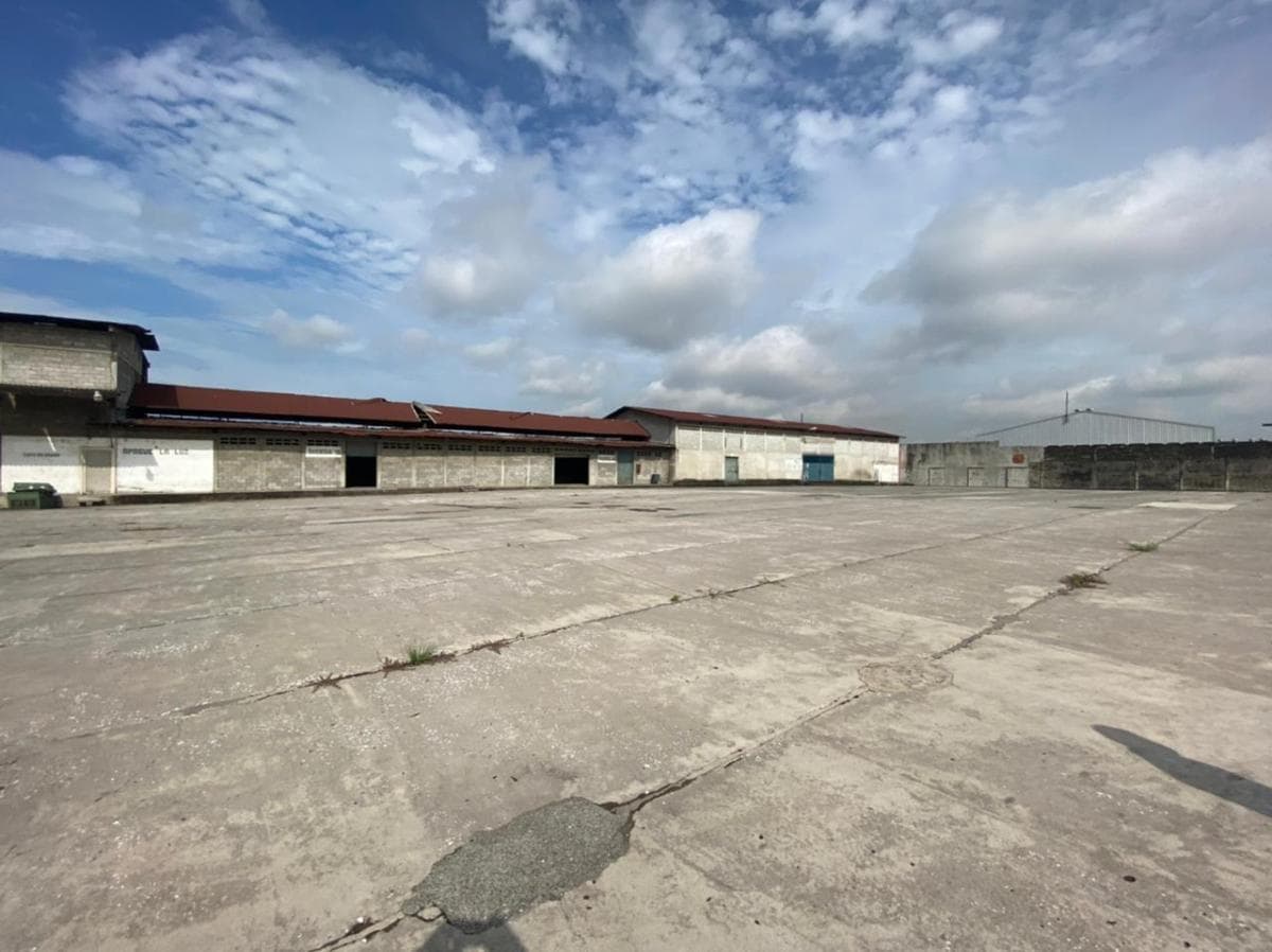 Se vende amplio terreno 21146 m2 con bodega en Vía a Daule - 1