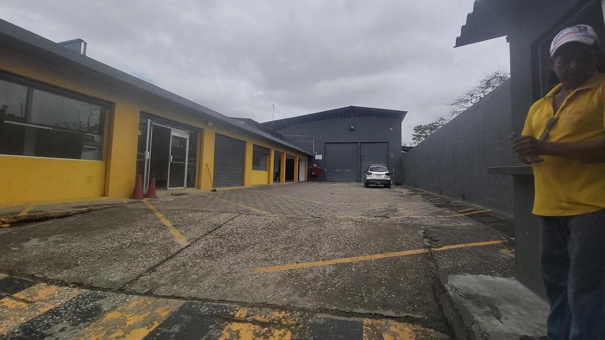 Alquilo bodega 1000 m2 en Av. Juan Tanca Marengo - 1