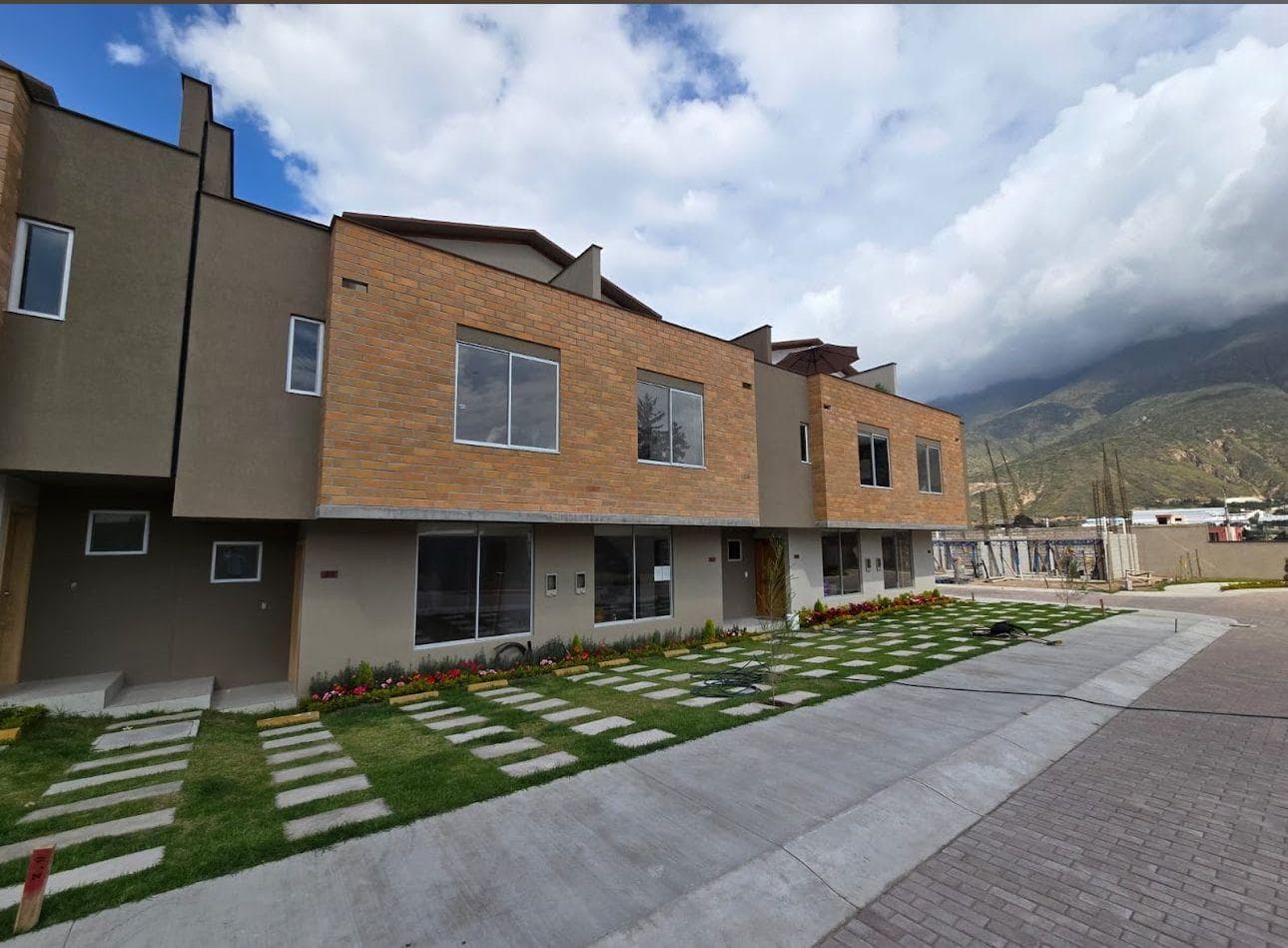 CASA POR ESTRENAR CONJUNTO PRIVADO DE VENTA -POMASQUI- QUITO - 1