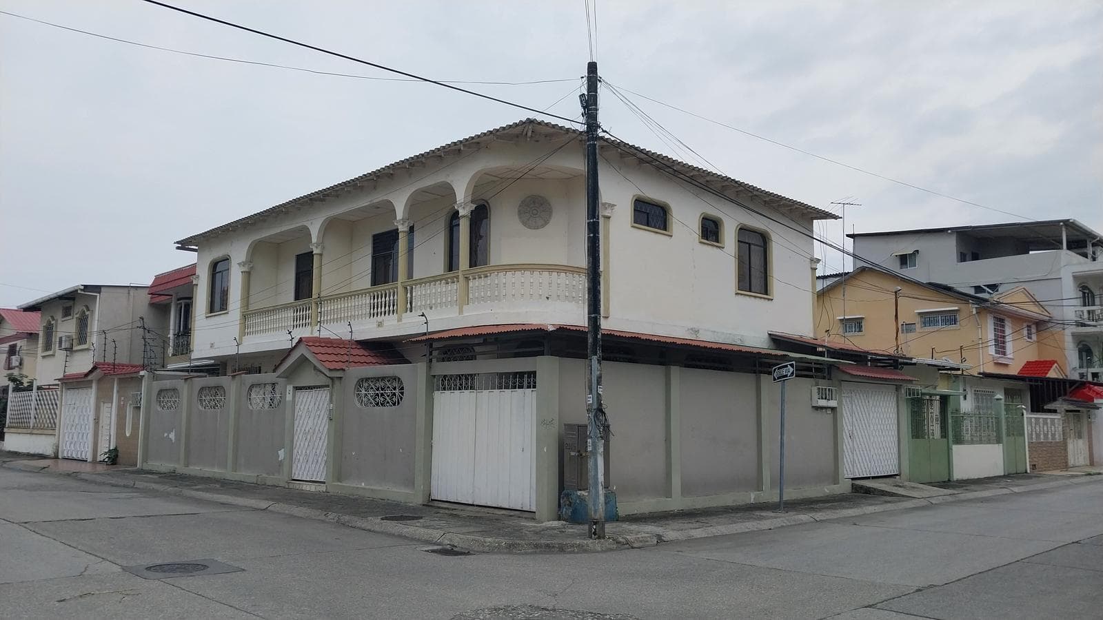Venta de Casa Rentera, Esquinera en Guayacanes, 7 Habitaciones G.P. - 1