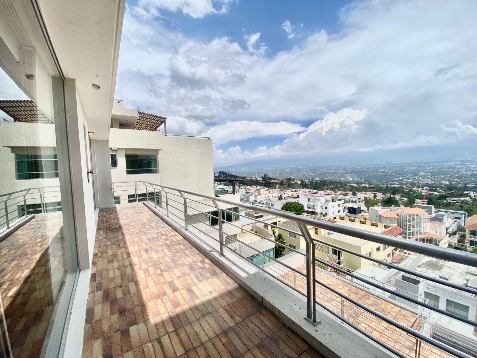Departamento con vista de alquiler Urbanización Vista Grande Cumbayá - 1