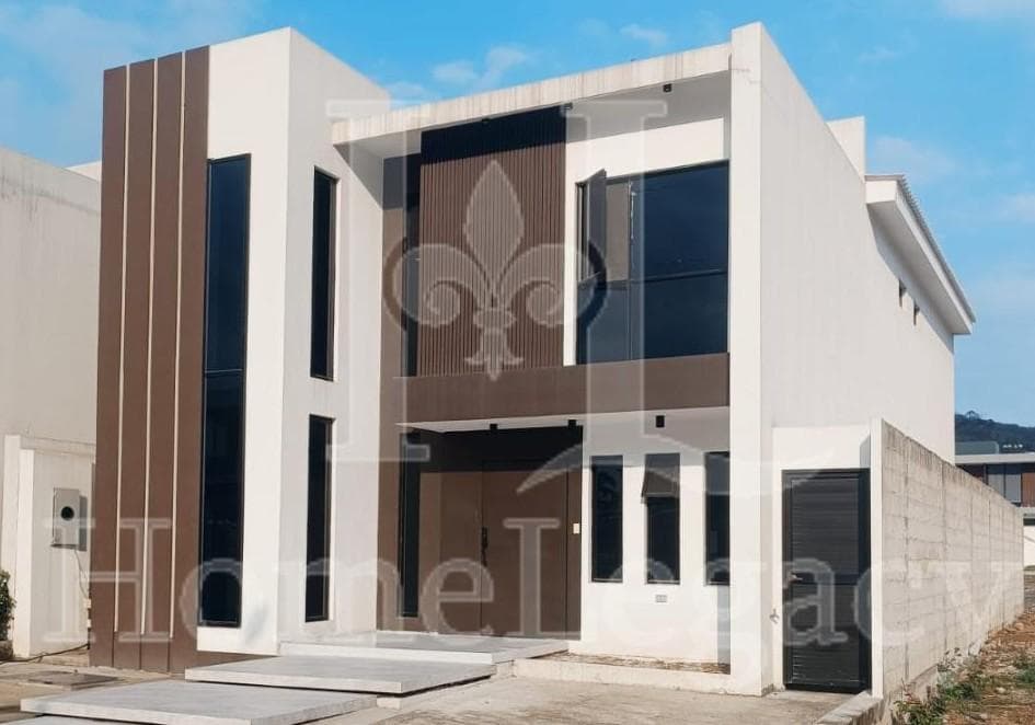 Venta de Casa por Estrenar en Urbanización el Condado AE - 1