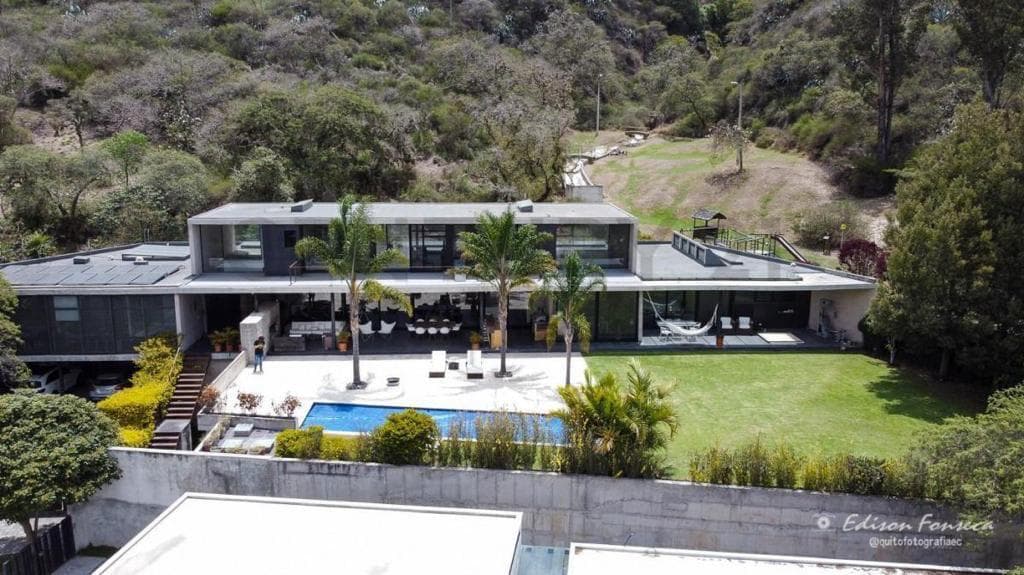Venta Espectacular Casa 5 dormitorios en Urbanización Pillagua. Sector Santa Ines. Cumbayá. JS - 1