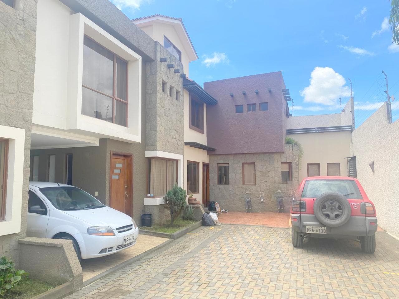 Elegante villa en venta Urb. Privada sector Gran Aki - Narancay - Cuenca - 1