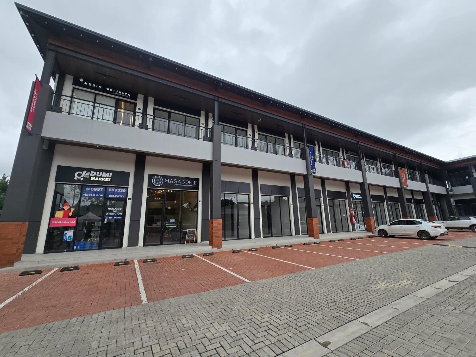 Local Comercial en ALQUILER o VENTA en Plaza Comercial Costa Brisa, Vía a la Costa - 1