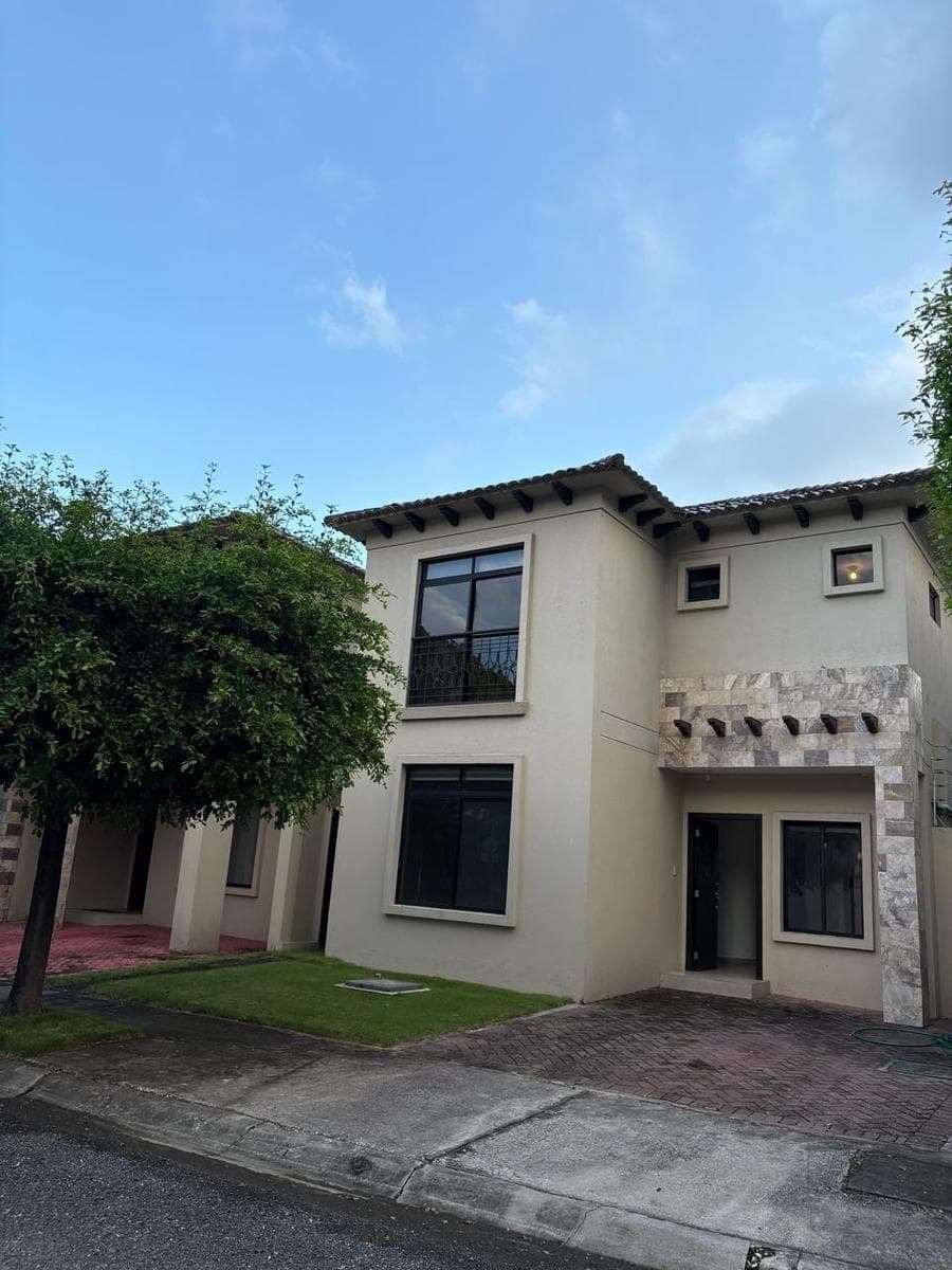 Casa en Venta con DORMITORIO en PLANTA BAJA, Urb. Bosques de la Costa - 1