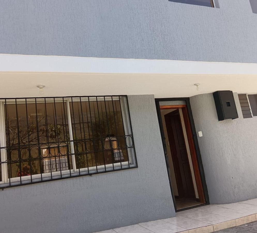 VENDO CASA COTOCOLLAO UNIFAMILIAR DE TRES PISOS - 1