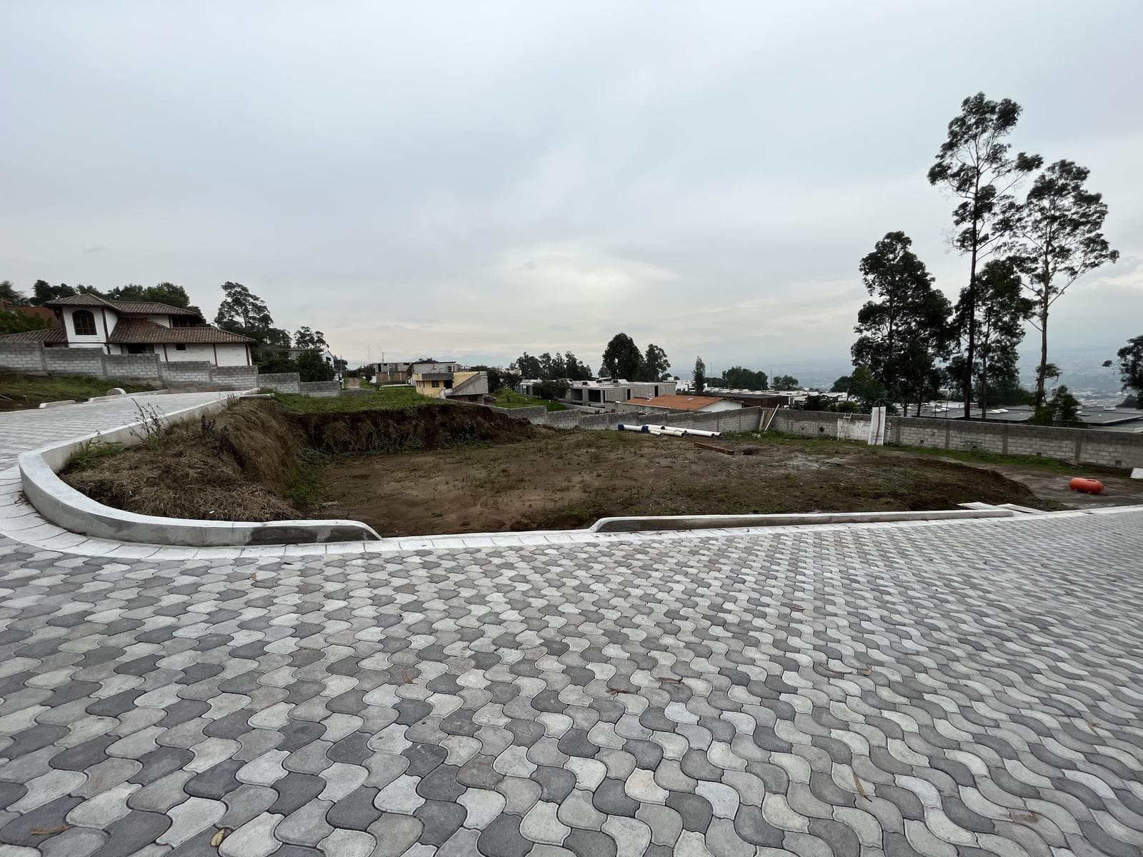 Venta Terreno plano de 405m2 en Conjunto Privado. Cumbayá - 1