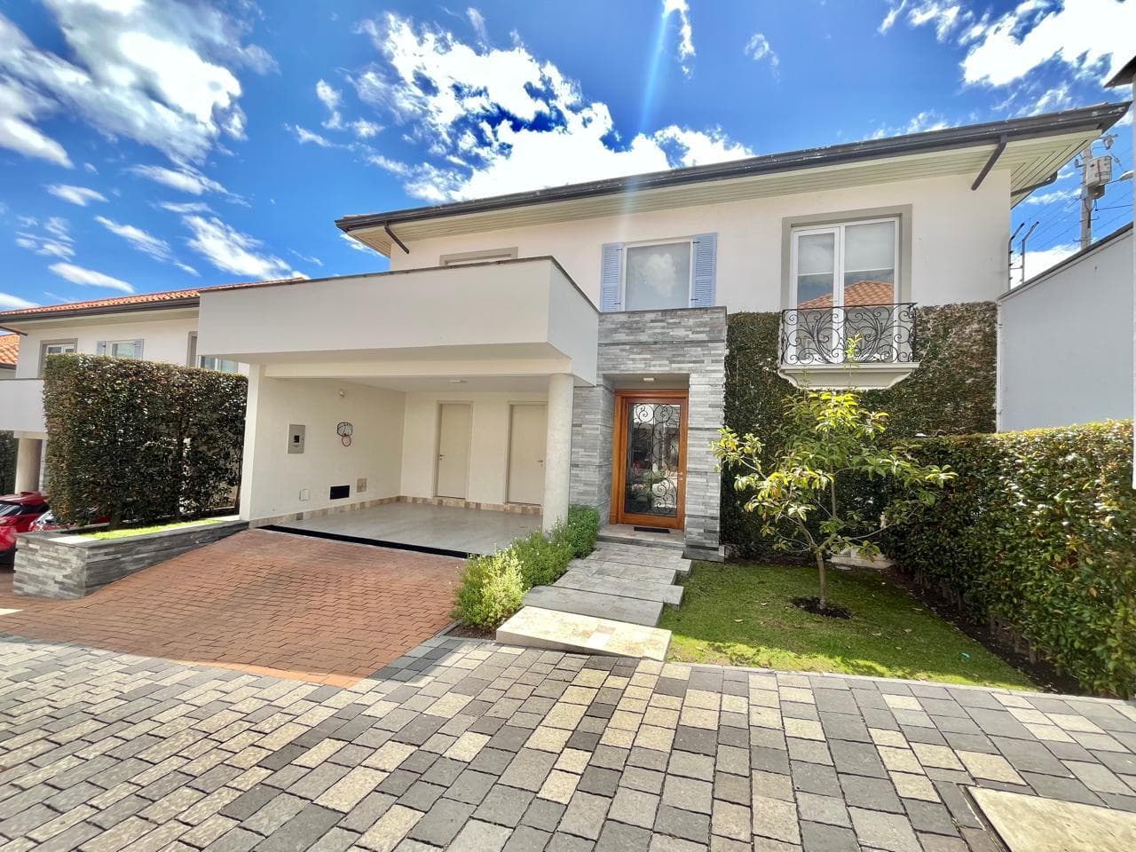 Vendo Casa en exclusivo conjunto en Tumbaco con vista, áreas comunales y seguridad 24/7 - 1
