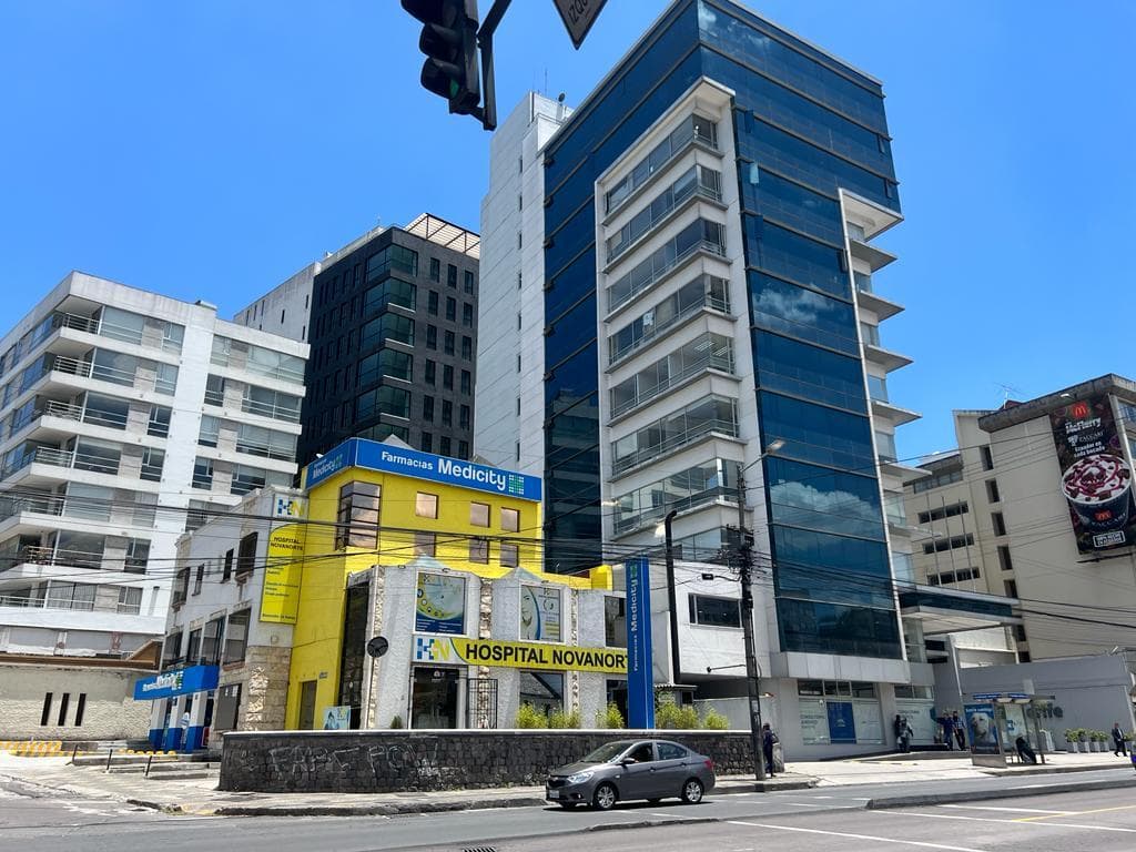 Terreno en Venta para Constructores en la Av. 6 de Diciembre y Whymper - 1