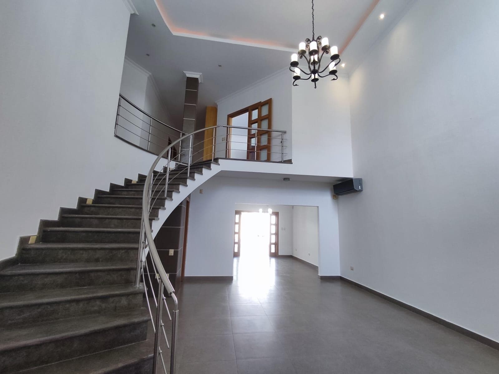 Casa en VENTA excelente precio con suite planta baja en Urbanización Puerto Azul - 1