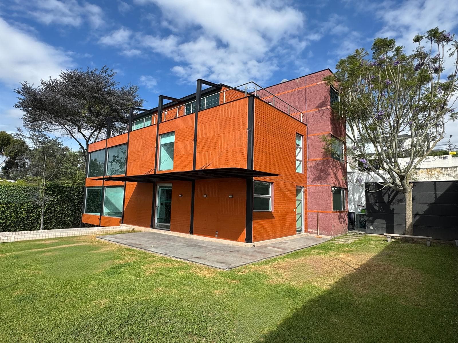 CUMBAYA 600 M² EN RENTA CASA INDEPENDIENTE CON PISCINA Y 6 PARQUEOS - 1