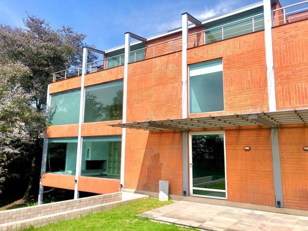 CUMBAYA 600 M² EN RENTA CASA INDEPENDIENTE CON PISCINA Y 6 PARQUEOS - 1