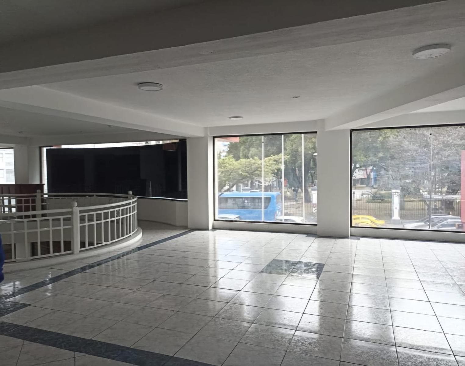 Arriendo local comercial 611m2 duplex en la Av. Colón, Alto tráfico y visibilidad total - 1