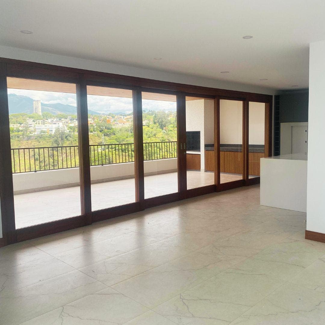 Casa de Lujo en Conjunto – Nayón, Quito 256.48 m² de construcción 110 m² de terrazas y exteriore - 1