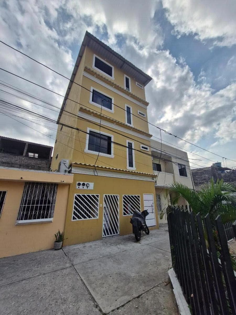 VENTA DE EDIFICIO RENTERO DE ESTRENO, NORTE DE GYE (LC) - 1