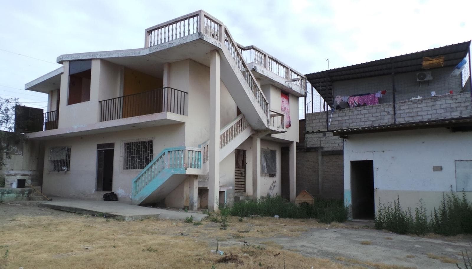 Oportunidad Residencial en Montecristi: Vivienda Bifamiliar con Potencial de Desarrollo - 1