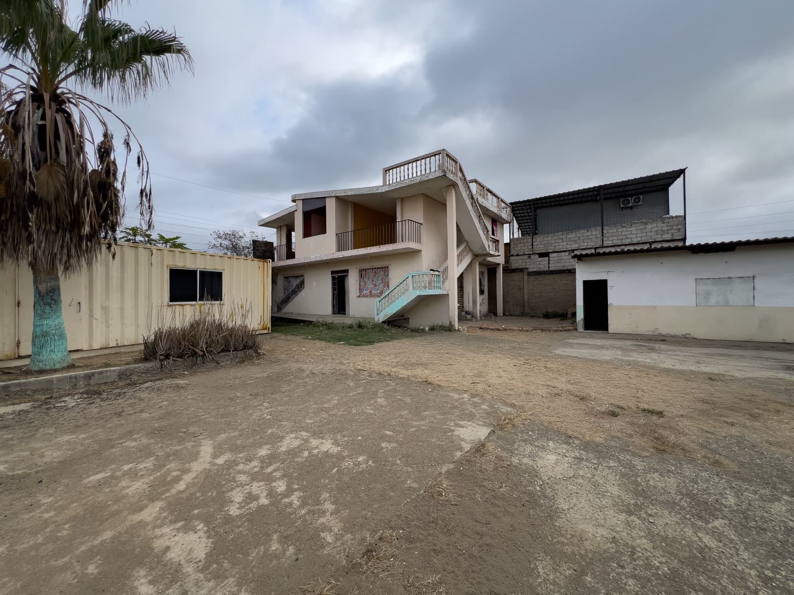 Oportunidad Residencial en Montecristi: Vivienda Bifamiliar con Potencial de Desarrollo - 1