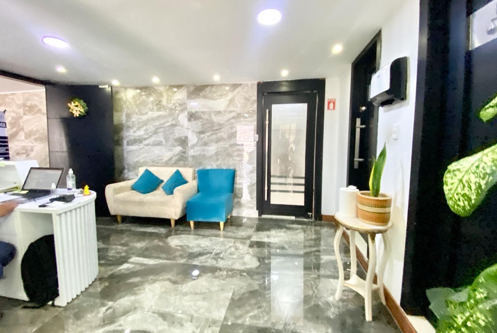 Oficina en venta 83m2 2 parquederos cubiertos La Mariscal Quito - 1