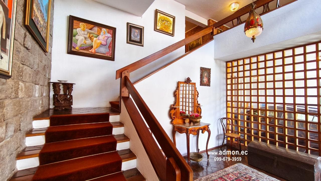 Casa de Lujo en Venta, 5 Dormitorios – Rumipamba, Quito - 1