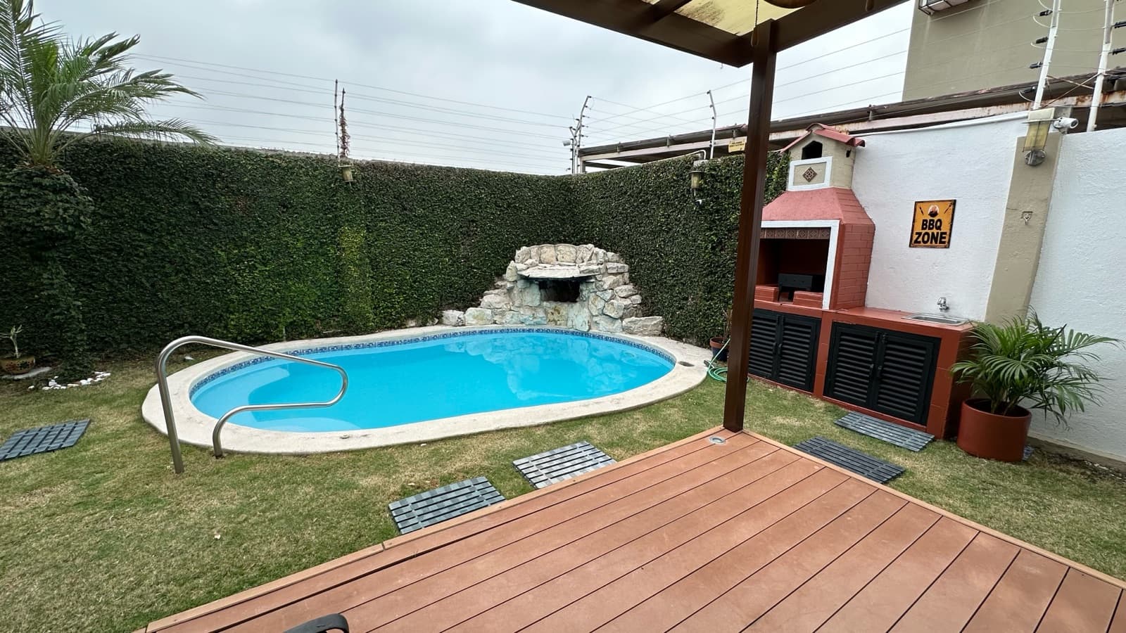 Venta de Casa en Urb. Vía al Sol con 3 Habitaciones y con Piscina . V.B - 1