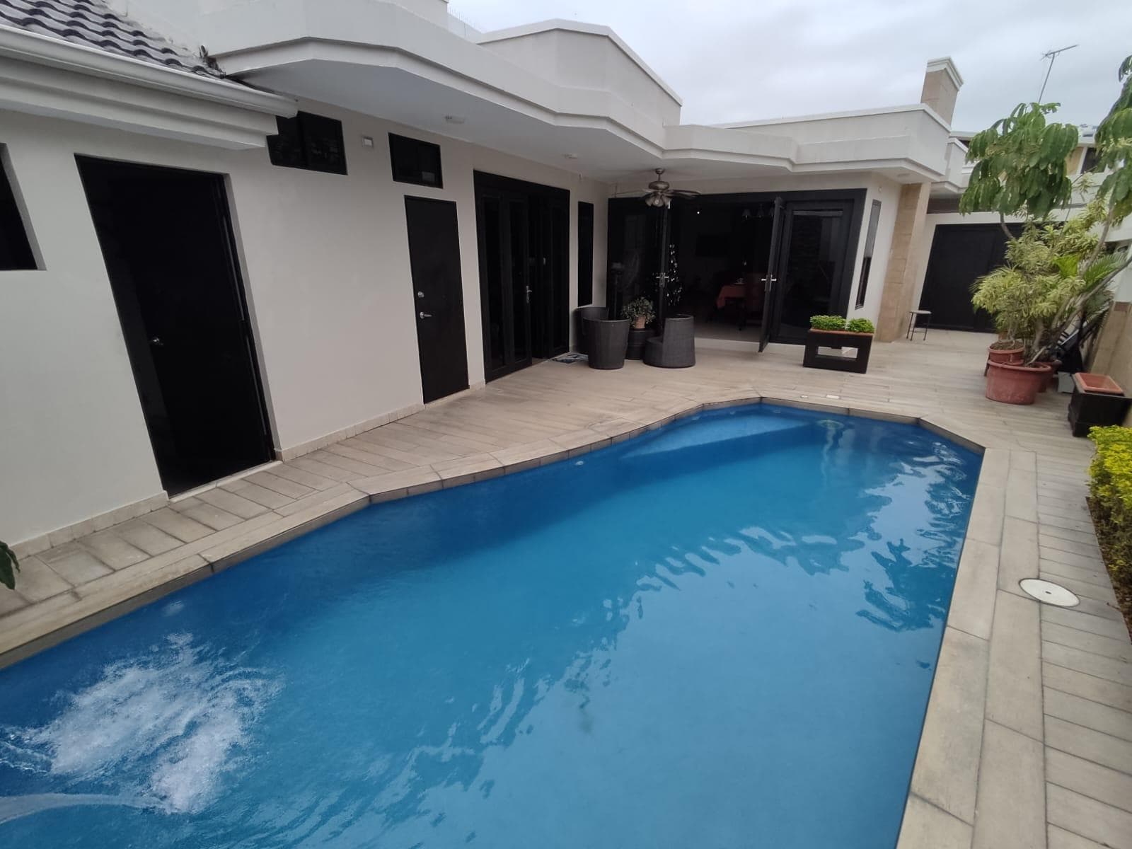 Casa en VENTA amplia y con piscina dentro de Urb. Puerto Azul - 1