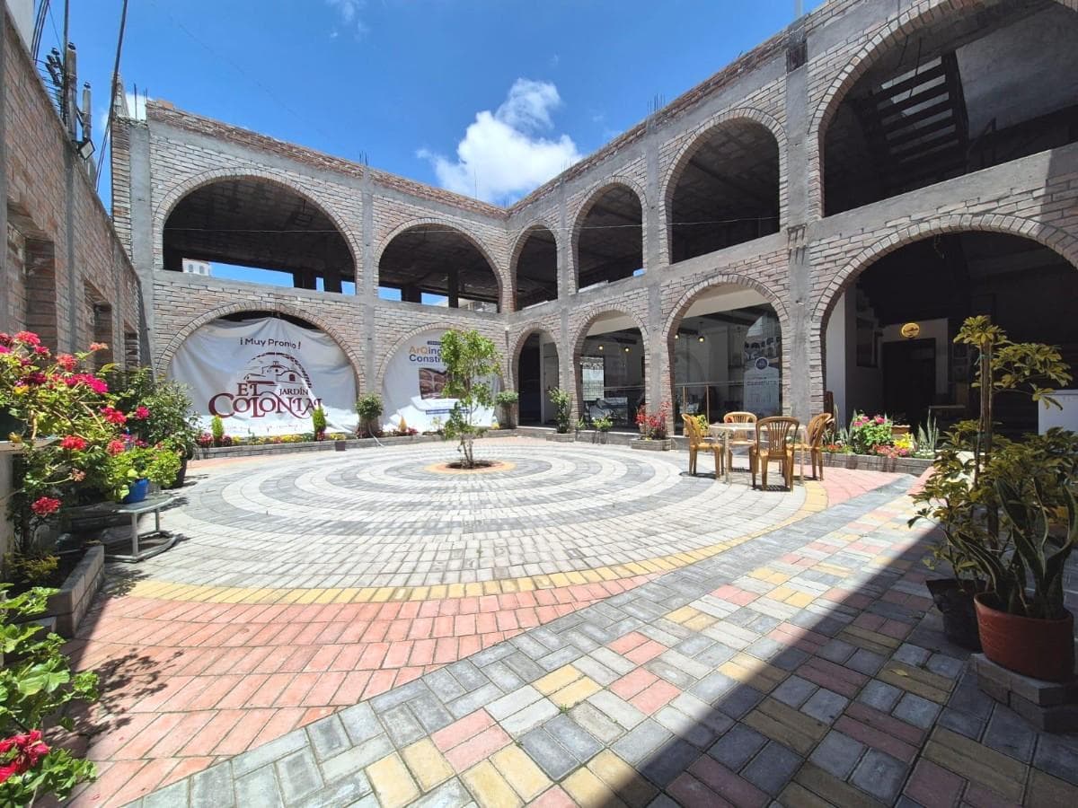 EN RENTA LOCAL COMERCIAL PARA RESTAURANTE O CAFETERIA EN EL CENTRO DE LATACUNGA - 1