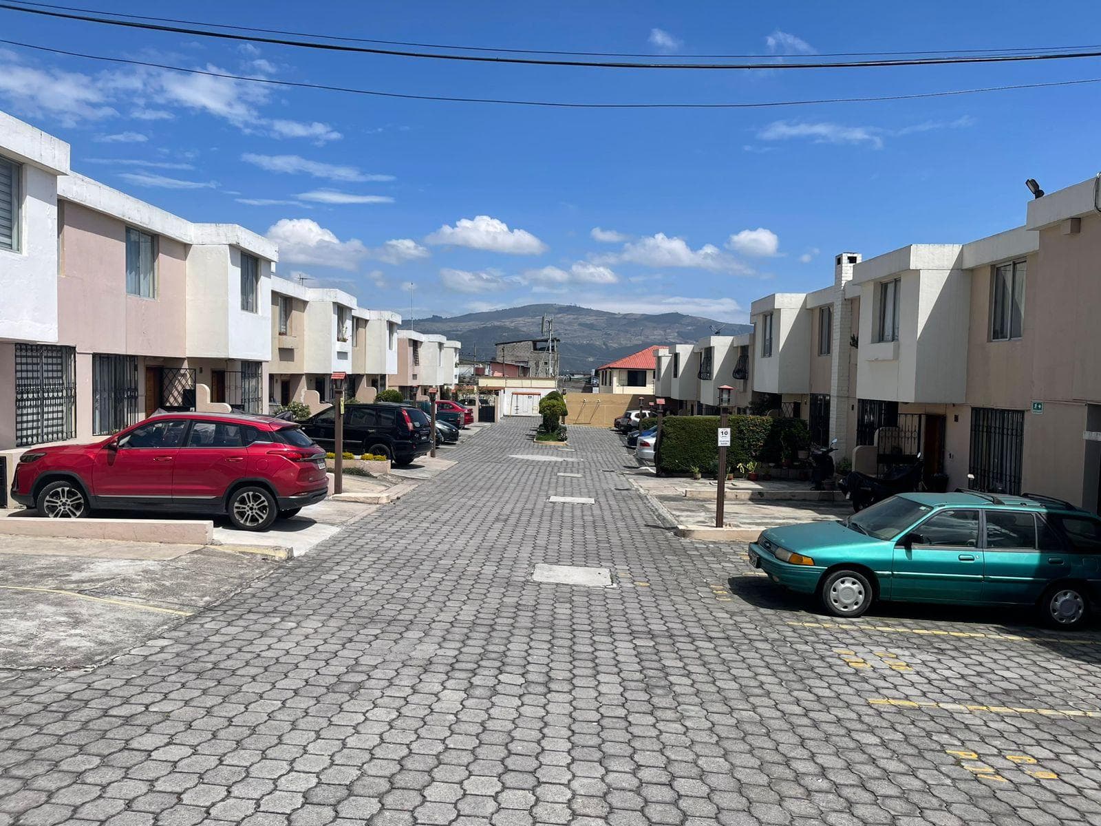 Vendo Casa remodelada, en conjunto, cerca del hospital Pablo Arturo Suarez Cotocollao - 1