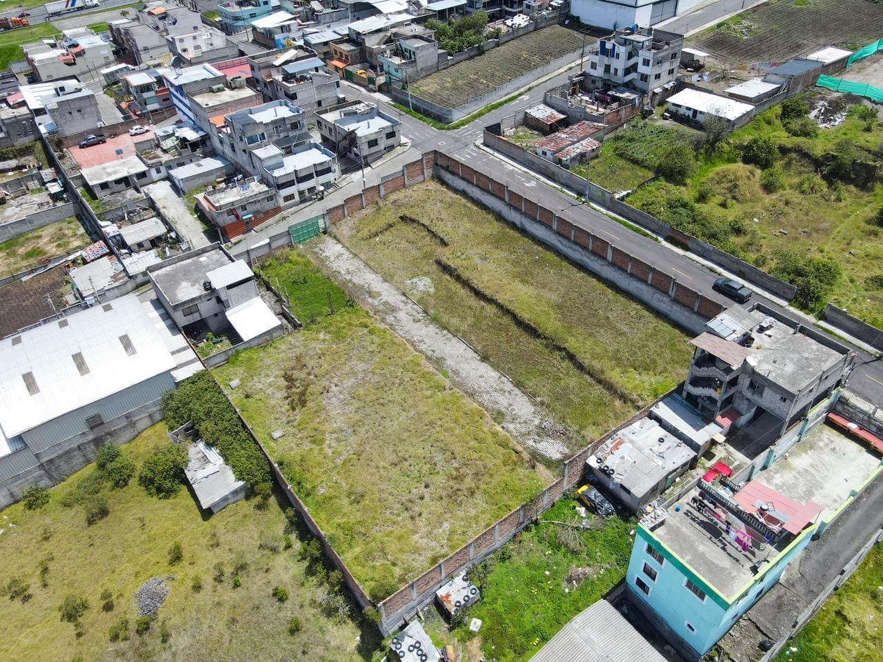 Espacio, ubicación y proyección: terreno único a pasos de la Av. Simón Bolívar - 1