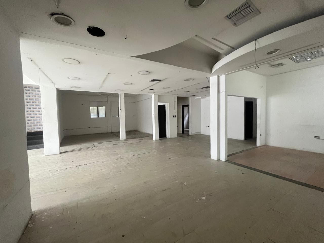 Venta/Alquiler de Edificio Comercial con tres locales amplios en Urdesa Av.Victor Emilio Estrada. MH - 1