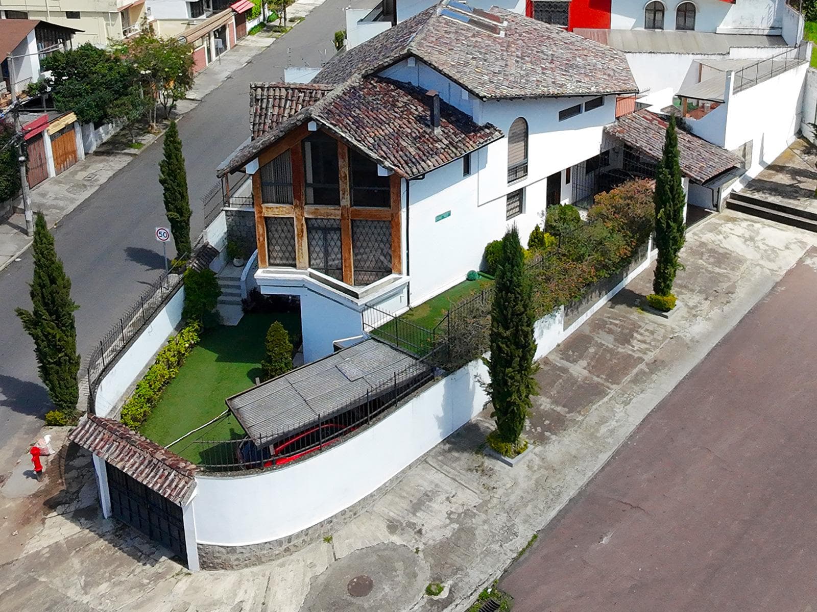 Venta de Casa Esquinera con acceso directo al Parque Metropolitano en Guangüiltagua - 1