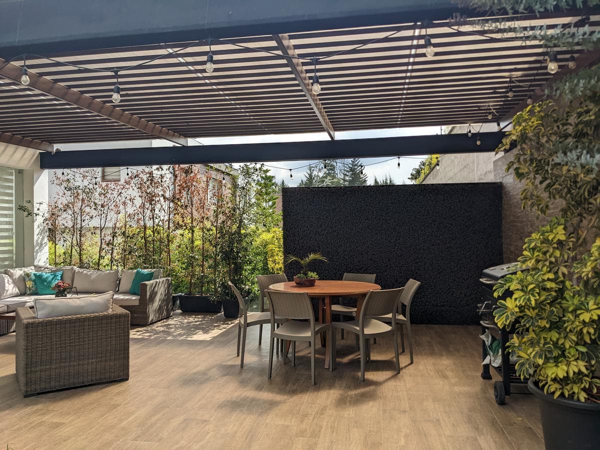 Espectacular casa 3 dormitorios (Opción a 4), Amplios jardines, Urbanización Privada, Nayón - 1