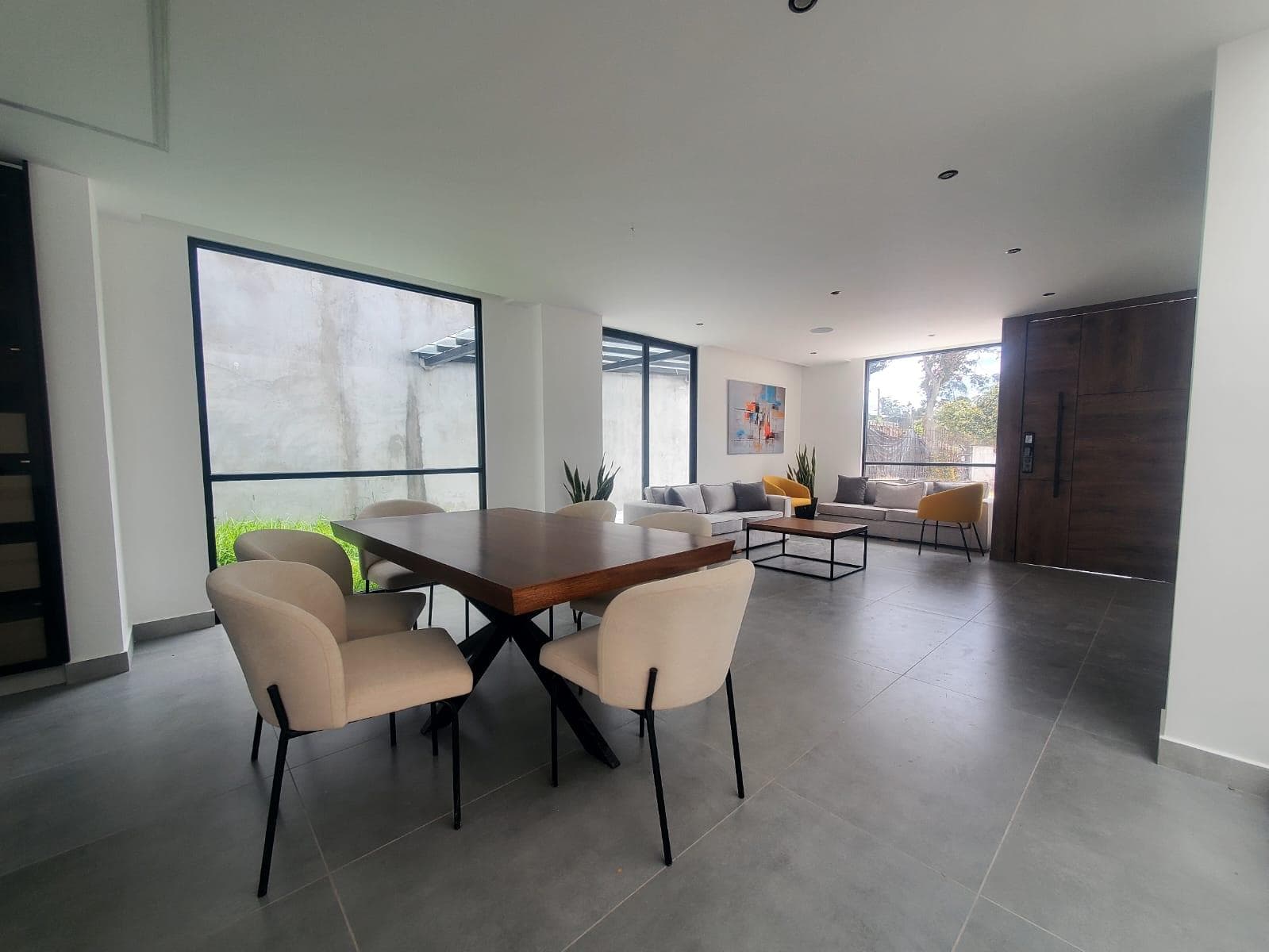Casa Nueva a Estrenar en Venta dentro de Conjunto en Cumbayá - 1