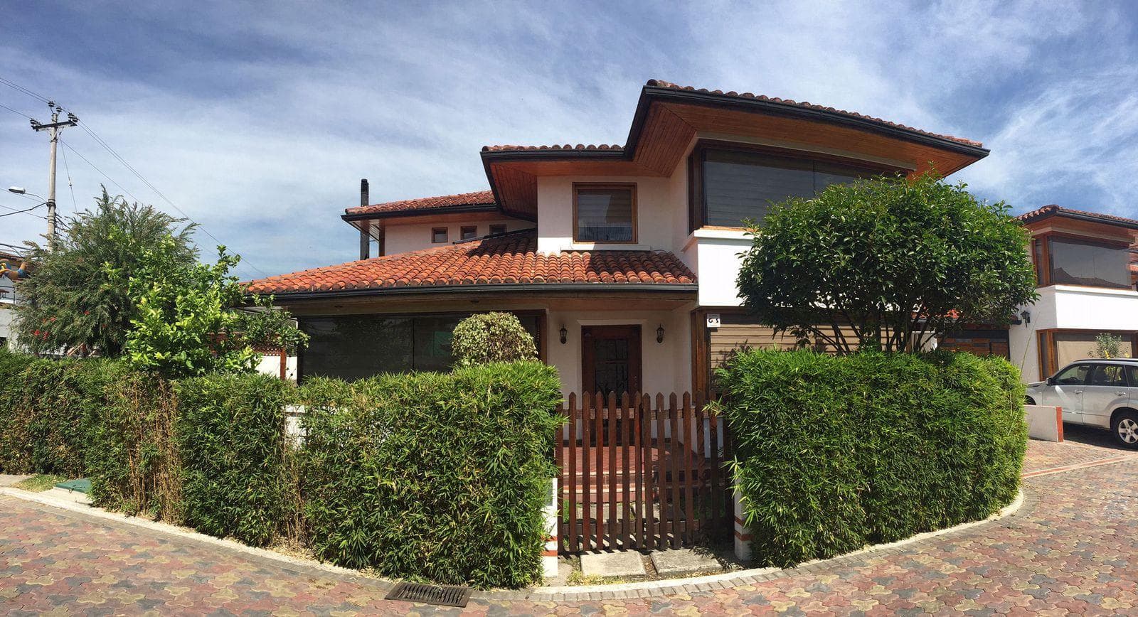 Casa amoblada de renta dentro de urbanización en Cumbayá - 1