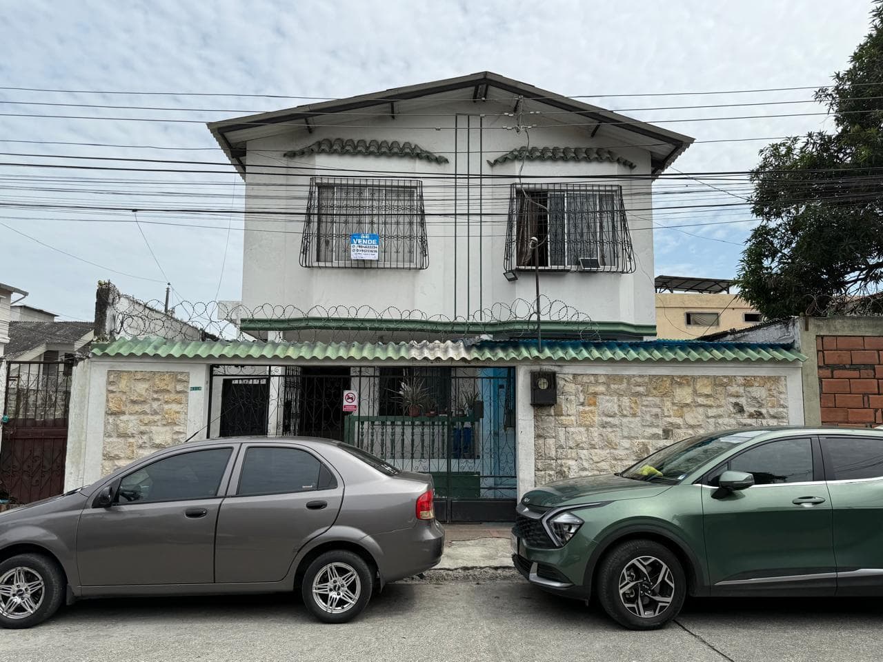 Casa en venta de 4 habitaciones parcialmente remodelada en Bellavista - 1