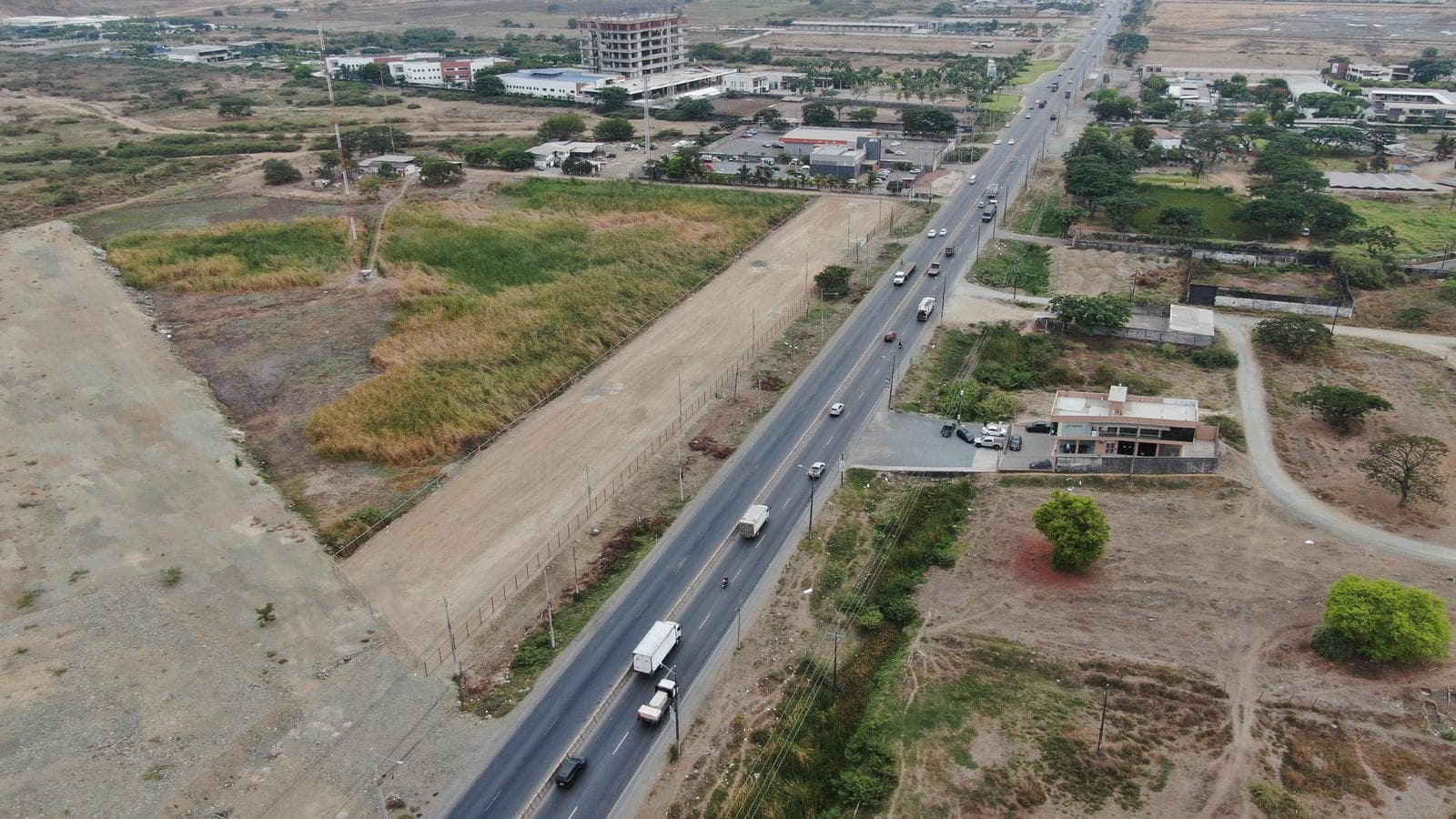 ALQUILO TERRENO CON FRENTE A LA VIA DE 265 MTRS VIA SAMBORONDON JUNTO A LA ECOTEC - 1