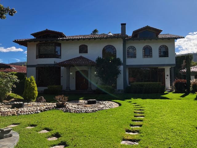 Cumbayá - Auqui Chico, precio de regalo, Casa en Venta de 450 m2 - 1